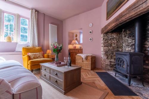 Norton St. Philip House | Cozy Corner Cottage with Hot Tub & Pet-Friendly Amenities