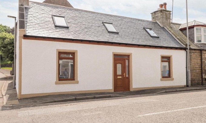 Buckie House | Pet-Friendly Corner Cottage: 4-Star Stay with High Ratings