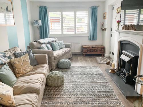 Combe Martin House | Inviting Corner Cottage: Pet-Friendly & Family-Approved Stay