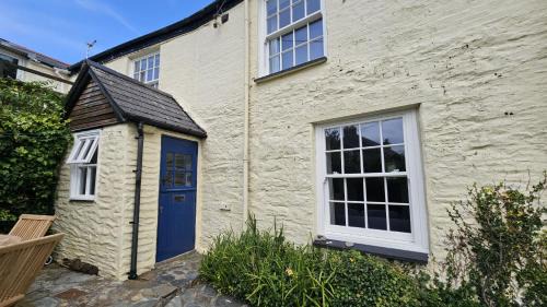 St. Mawes House | Welcoming Corner Cottage: Family and Pet Friendly Retreat