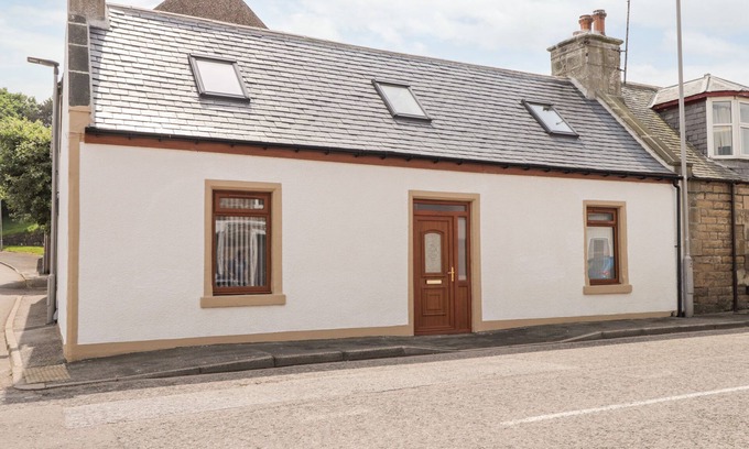 Buckie House | Cozy Corner Cottage: Pet-Friendly Retreat in Portgordon