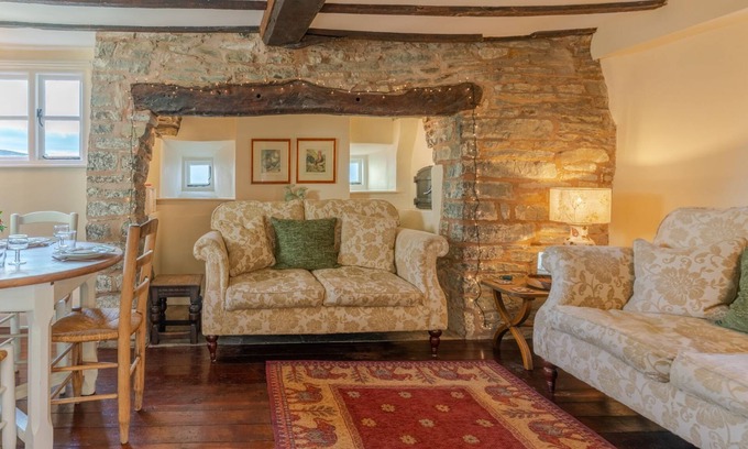 Bretforton Cottage | Inviting Corner Cottage: Ideal for Families & Pet Friendly