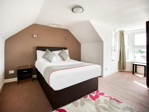 Carnoustie Hotel | Cozy Corner Hotel with Oceanfront Pool & Family-Friendly Dining