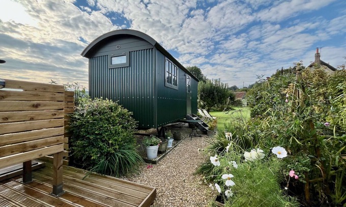 Cricket Malherbie Bed & Breakfast | Top-Rated Corner House: Family-Friendly with Breakfast Included