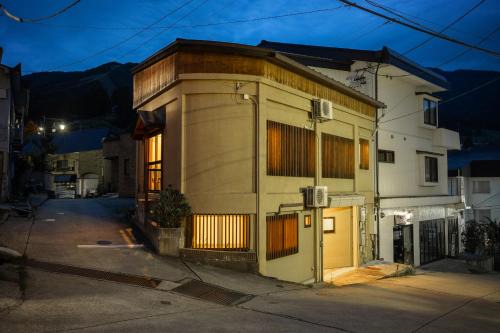 Nozawaonsen Apartment | Cozy Corner House: Family-Friendly with Hot Tub & Breakfast