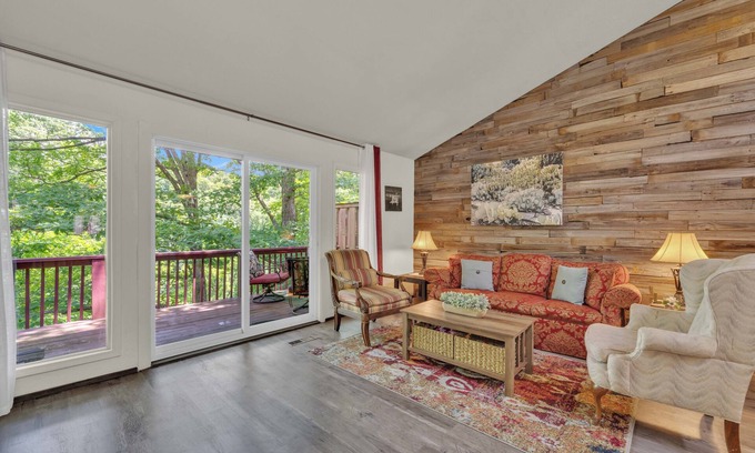 Bella Vista House | Relaxing Corner Lake Getaway with Spa & Hot Tub Amenities