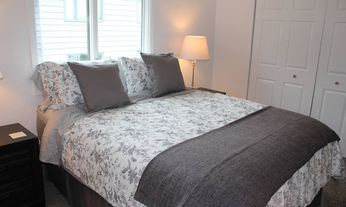 North Star Apartment | Cozy Corner Midtown Apartment: Family-Friendly with Breakfast
