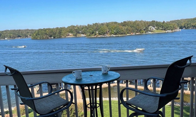 North Shore Condo | Corner SML Waterfront Penthouse Condo-King Beds