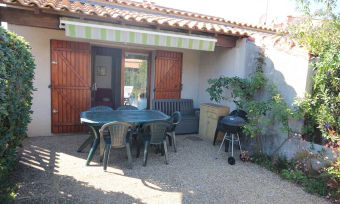 Portiragnes-Plage House | Cozy Corner Villa for 4 with Pool, Near Beach & Ocean View