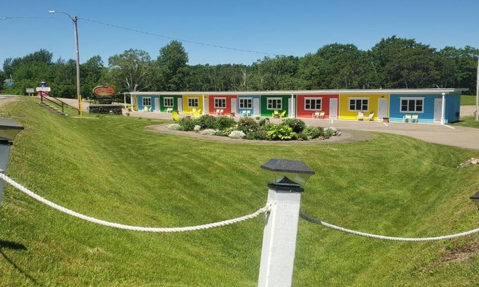 Petit-Etang Hotel | Comfortable Cornerstone Motel - 4 Star with Breakfast Included