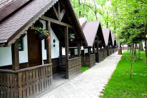 Pitesti Resort | Pet-Friendly Getaway at Cornul Vanatorului Bungalows