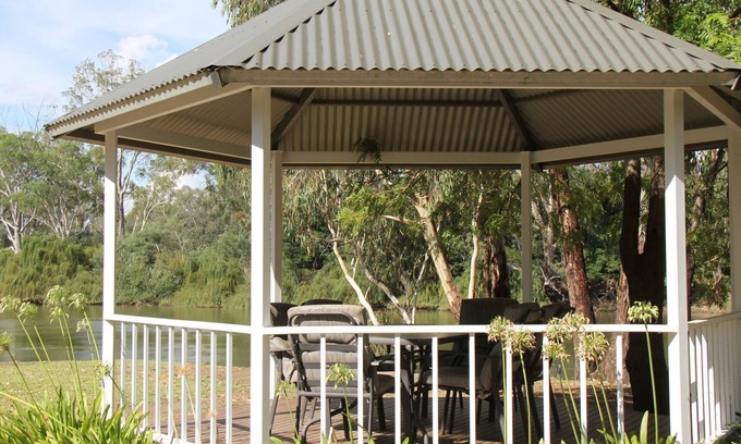 Corowa House | Waterfront Getaway at Corowa Riverdeck - Rated 9.8/10