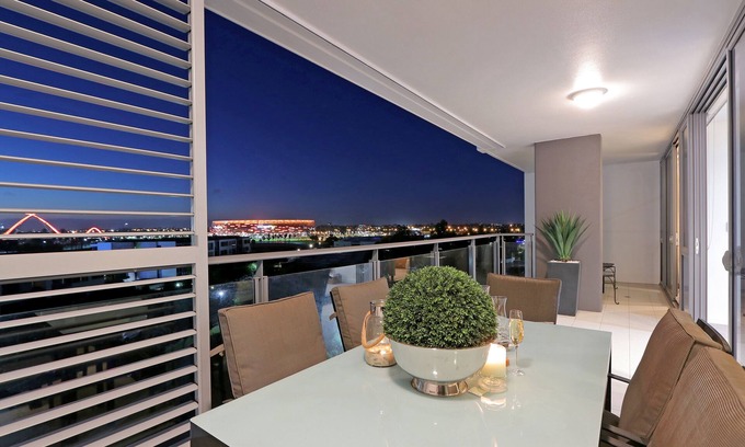 Burswood Apartment | Corporate Apartment with Balcony & City Views, Rated 10/10