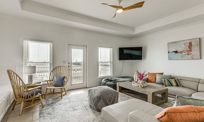 Corpus Christi Condo | Beautiful Corpus Christi Condo with Pool, Steps from Beach