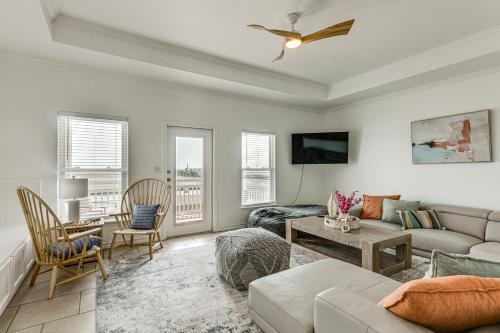 Corpus Christi Apartment | Corpus Christi Condo with Community Pool, Near Beach
