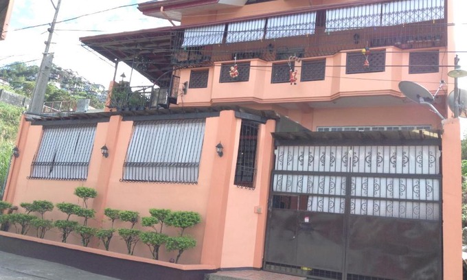 Baguio House | Family-Friendly Corpuz Homestay with Kitchen Access