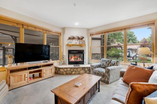 Warrior's Mark Apartment | Family-Friendly Corral 106S with Relaxing Hot Tub