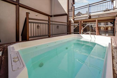 Warrior's Mark Apartment | Cozy Corral 306E Condo with Hot Tub & Breakfast Included