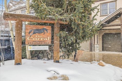 Warrior's Mark Apartment | Cozy Corral 309W Condo with Hot Tub & Breakfast Included