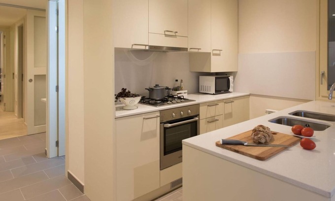 Old Town Apartment | Guest Rated 10/10: Bravissimo Cort Reial Unique Apartment