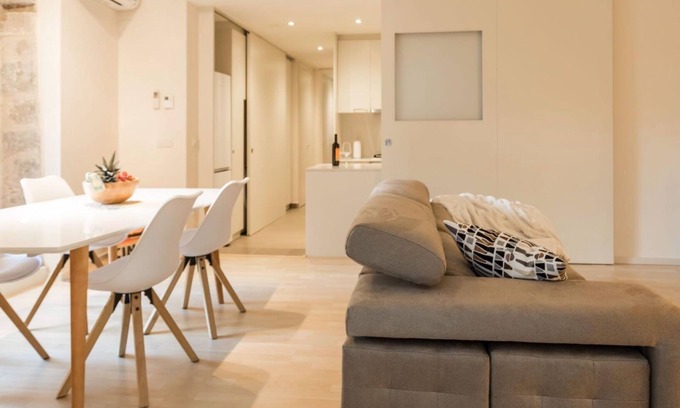 Old Town Apartment | Exceptional Bravissimo Cort Reial 3B: Family-Friendly Retreat