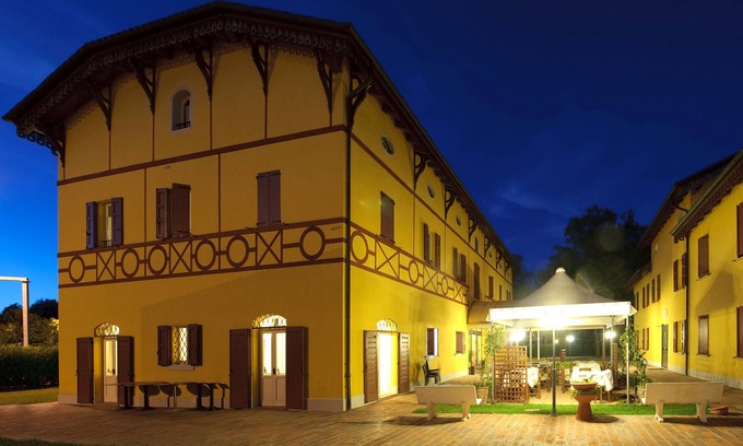 Colombaro Hotel | Discover Comfort at Corte degli Estensi with Family-Friendly Amenities