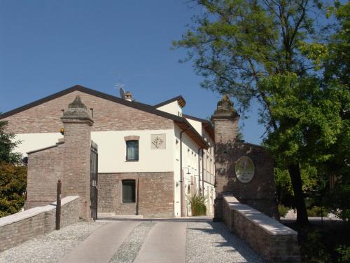 Nogarole Rocca Hotel | Discover Corte Della Rocca Bassa: Pet-Friendly Retreat