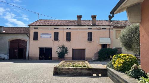 Gazzuolo Apartment | Family-Friendly Agriturismo Corte Manzoglio with Kitchen Access