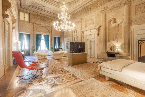 Verona City Centre Hotel | Elegant Stay at Corte Realdi - Palazzo Camozzini, Rated 9/10