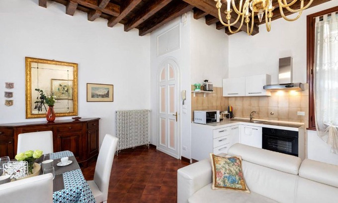 San Polo Apartment | Discover Corte Rialto: Steps from the Iconic Bridge