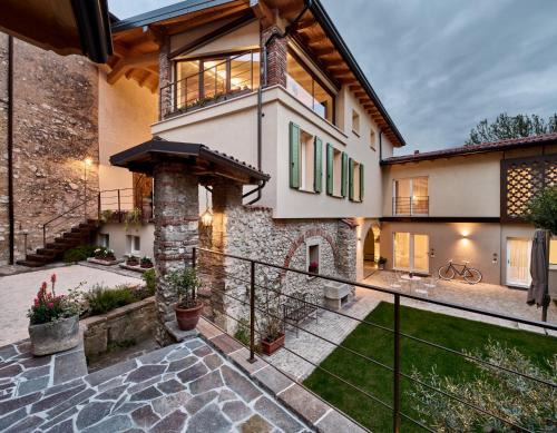 Roe Volciano Bed & Breakfast | Discover Corte Torchio B&B: Pet-Friendly Retreat with Breakfast