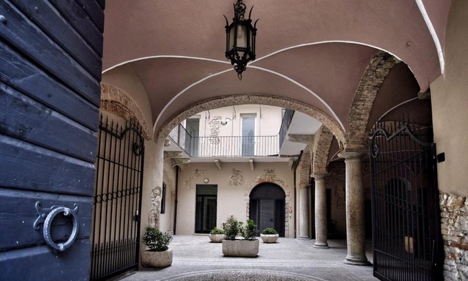 Desenzano del Garda City Centre Bed & Breakfast | Guest Rated 10/10 at Pet-Friendly Corte Trento Hotel