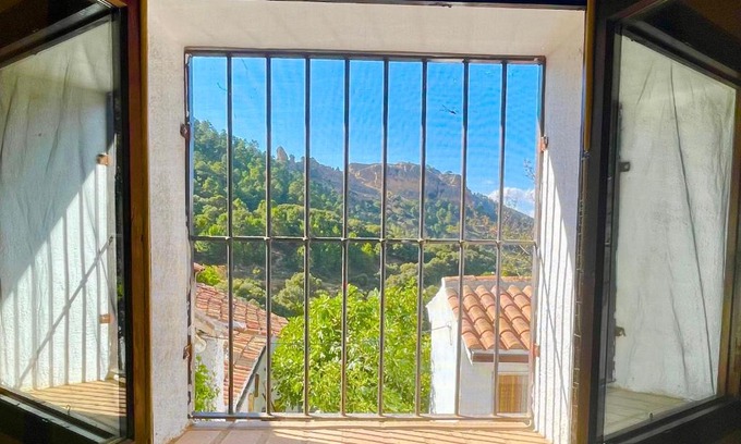 La Hueta Ski Chalet | Pet-Friendly Retreat at Cortijo Cesáreo - Rated 10/10