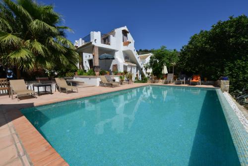 Iznajar Bed & Breakfast | Relax at Cortijo La Haza: 4-Star Oceanfront Retreat