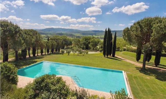 Buonconvento House | Family-Friendly Retreat at Cortile del Pozzo with Garden