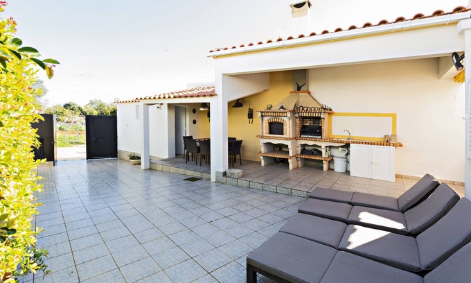 Vila Real Santo Antonio Ski Chalet | Inviting Retreat with Backyard, Spa & Family-Friendly Vibes