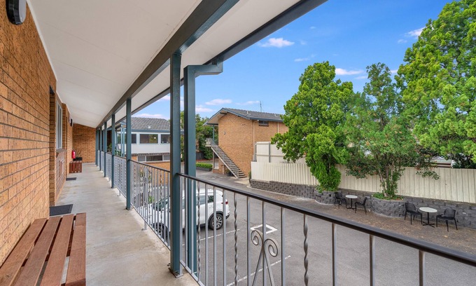 Adamstown Hotel | Family-Friendly Cosmo Motel Adamstown with Breakfast & Kitchen