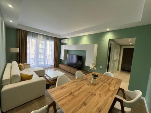 Stefanestii de Jos Apartment | Cosmopolis Family Apartment - Pools & Gym