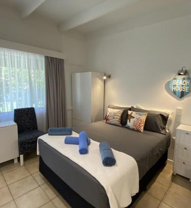 Nelly Bay Apartment | Budget-Friendly Island Retreat with Oceanfront Views