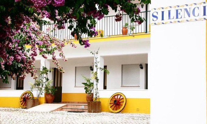 Alcobaca House | Family-Friendly Retreat at Costa Brava Alojamento