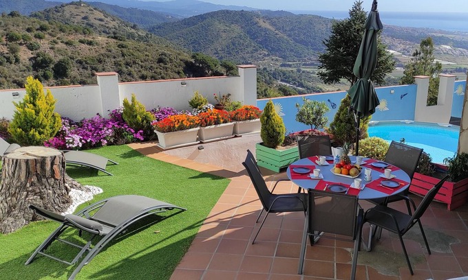Pineda de Mar Apartment | Oceanfront Costa Brava: 5-Person Apartment with Views
