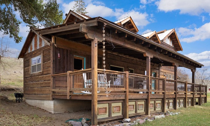 Eureka House | Costitch Lake Homestead – Extraordinary Views!