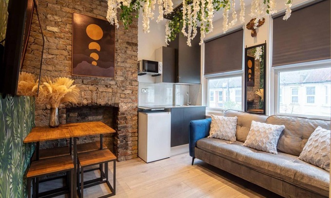 Dudden Hill House | Cozy 1 Bed Duplex Near Metro with Breakfast & Child-Friendly