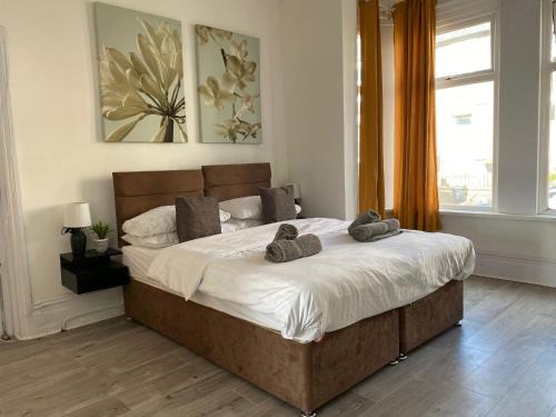 Newport Apartment | Inviting 1 Bedroom Flat in Newport with Family Amenities