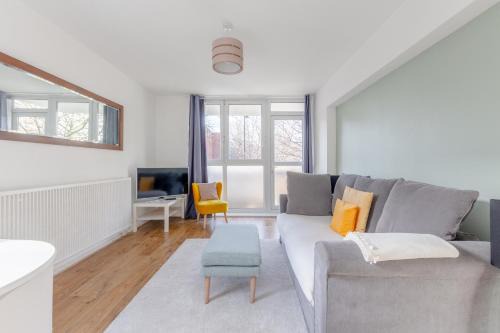 St Luke's Apartment | Inviting 1 Bedroom Flat Steps from Old Street - Rated 9/10