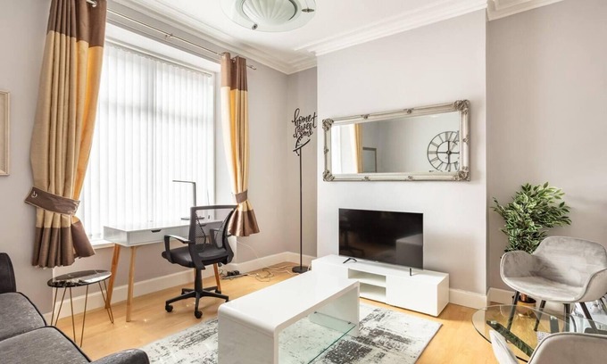Central Aberdeen Apartment | Summit Holburn Central - Cozy Flat with Ultrafast Wifi
