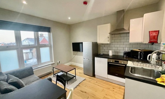 Crofton Park Condo | Inviting 1 Bedroom Flat with Spa and Hot Tub Amenities