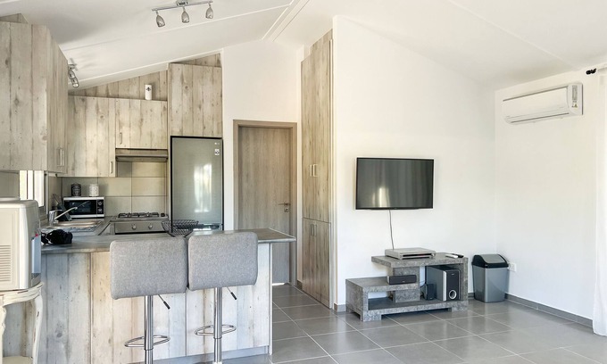 Pareklisia House | Charming Tiny House with Beautiful Garden, Near the Beach