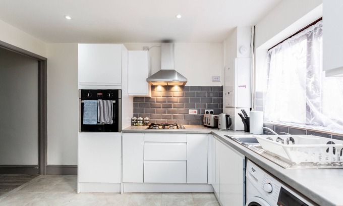 Becontree House | Inviting 2-Bed House in Dagenham with Free Parking
