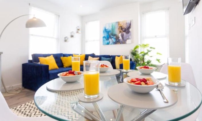 Westcliff-on-Sea Apartment | Inviting Beachside Apartment with Free Parking & Breakfast